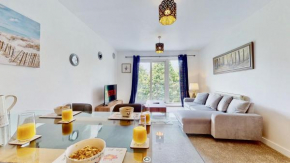 Riverside Apartment with Parking 1 Mile from Town Centre